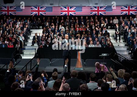 US-Präsident Barack Obama nimmt eine Publikum Frage während einer Rathaus-Diskussion mit einem Mitglieder der Young-Leaders-UK-Programm der US-Botschaft in Lindley Hall 23. April 2016 in London, Vereinigtes Königreich. Stockfoto