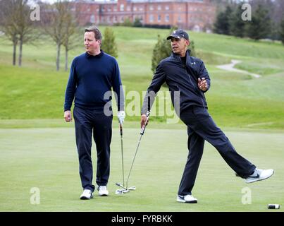 US-Präsident Barack Obama spielt eine Runde Golf mit Premierminister David Cameron im The Grove in Watford 23. April 2016 in Hertfordshire, Vereinigtes Königreich. Stockfoto