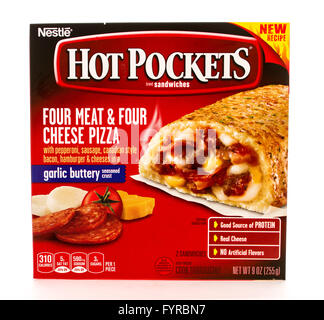 Winneconni, WI - 13. Juni 2015: Box Hot Pockets in vier Fleisch & vier Käse Pizza Geschmack. Stockfoto