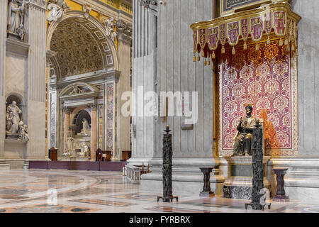 Vatikan - 11. September 2015: Innenansicht des Petersdom am 11. September 2015, Rom, Italien. Stockfoto
