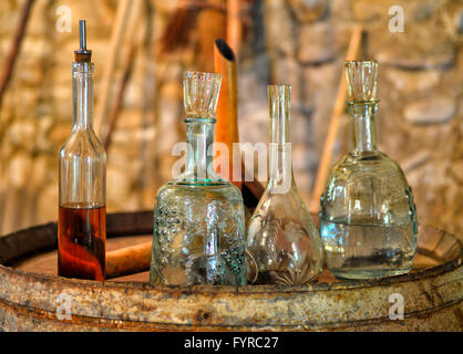 Stillleben mit antiken Utensilien für Wein und Schnaps im alten Weinkeller auf der alten Eichenfass Stockfoto