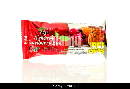 Winneconne, Wisconsin - 17. Februar 2016: Paket von Oskri Bar in Mandel-Cranberry Geschmack. Stockfoto