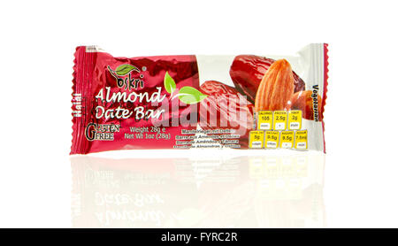 Winneconne, Wisconsin - 17. Februar 2016: Paket von Oskri Bar in Mandel Datum Geschmack. Stockfoto