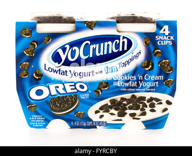 Winneconni, WI - 13. Juni 2015: Paket von YoCrunch Joghurt, die Oreo enthält. Stockfoto