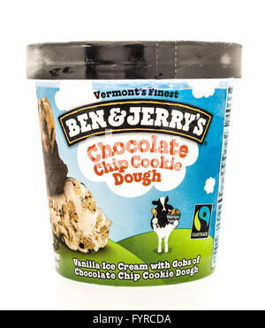 Winneconni, WI - 23. Juni 2015: Container von Ben & Jerrys Ice Cream chocolate Chip Cookie Teig Geschmack. Stockfoto