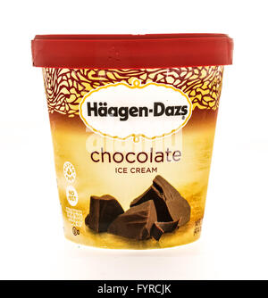Winneconni, WI - 29. Juni 2015: Container von Häagen-Dazs Eis in Schokoladenaroma. Stockfoto