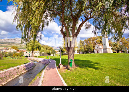 Solin Herbst Blick auf Kirche und park Stockfoto