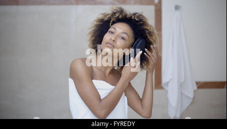 Frau, die Haare am Morgen Festsetzung Stockfoto