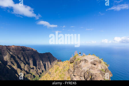 Awaawapuhi Trail Ende auf Felsen über Na Pali-Küste auf Kauai Stockfoto