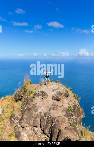 Awaawapuhi Trail Ende auf Felsen über Na Pali-Küste auf Kauai Stockfoto