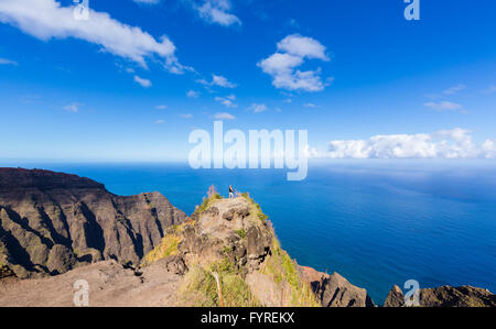 Awaawapuhi Trail Ende auf Felsen über Na Pali-Küste auf Kauai Stockfoto