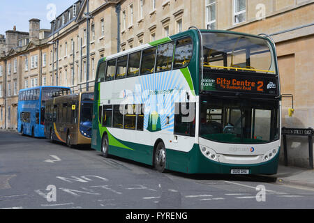 Postkutsche-Elektro-Hybrid-Bus im Stadtzentrum von Oxford. Stockfoto