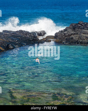 Touristen am Queens Strand Princeville Kauai Stockfoto