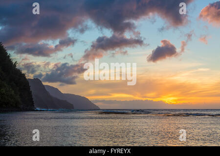 Sonnenuntergang an Na Pali Küste vom Ke'e Strand Stockfoto