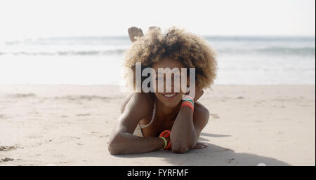 Frau im Badeanzug am Strand entspannen Stockfoto