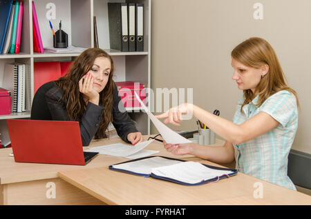 Junges Mädchen zeigt die Fehler in den Dokumenten Büropersonal Stockfoto