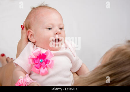 Mama hält auf dem Schoß der zwei-Monats-baby Stockfoto