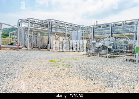 Öl-Raffinerie steht bei bewölktem Himmel Stockfoto