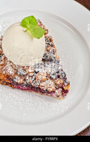 Bröckeln Sie Kuchen mit schwarzen Johannisbeeren Stockfoto