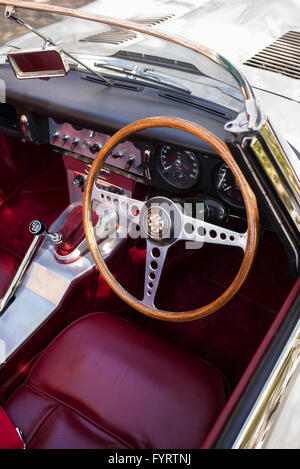 1961 Jaguar E-Typ Roadster Autoinnenraum in Bicester Heritage Centre. Oxfordshire, England Stockfoto