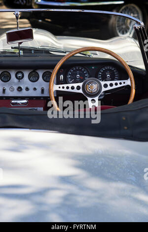 1961 Jaguar E-Typ Roadster Autoinnenraum in Bicester Heritage Centre. Oxfordshire, England Stockfoto