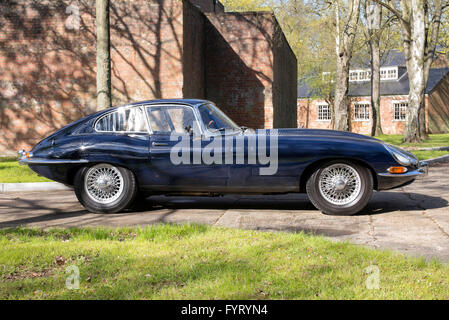 1965 Jaguar E-Typ-Fahrzeug in Bicester Heritage Centre. Oxfordshire, England Stockfoto