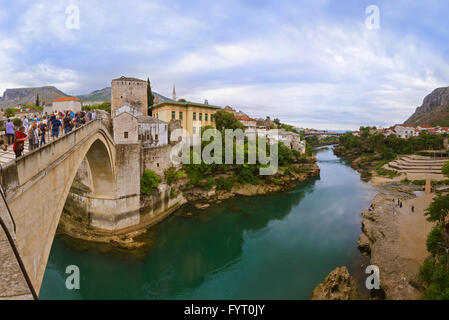 MOSTAR, Bosnien und Herzegowina - SEPTEMBER 05: Menschen zu Fuß auf alten Brücke am 5. September 2015 in Mostar, Bosnien-Herzegowina und Stockfoto