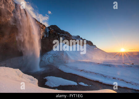 Seljalandsfoss, 66 m hohe Wasserfall liegt am Fluss Seljalandsá im Winter, Rangárþing Eystra, Island Stockfoto