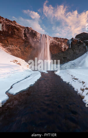 Seljalandsfoss, 66 m hohe Wasserfall liegt am Fluss Seljalandsá im Winter, Rangárþing Eystra, Island Stockfoto