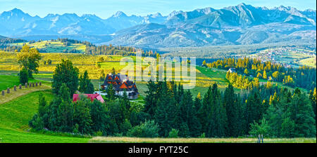 Sommer Dorf Bergpanorama (Polen) Stockfoto