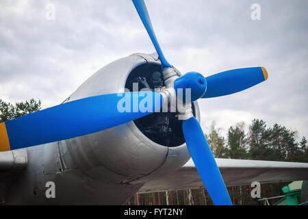 Nahaufnahme der Propeller und Motor des alten Oldtimer-Flugzeuge. Propeller von Retro-Flugzeug. Selektiven Fokus am Propeller. Stockfoto