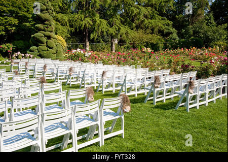 Stuhlreihen im Woodland Park Rose Garden Stockfoto