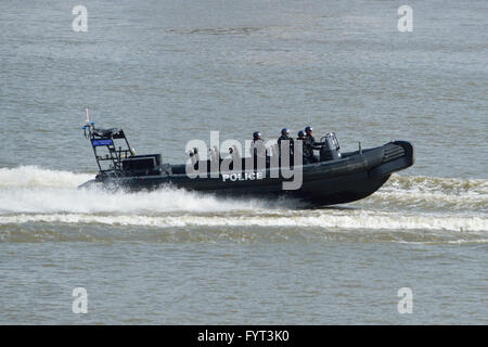 Erfüllt Polizei Marine Polizei Einheit RIB MP11 unterwegs auf der Themse in London UK Stockfoto