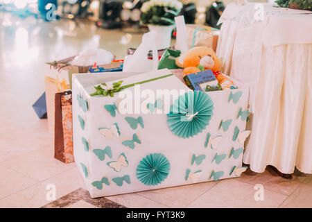 Niedliche Hochzeitsgeschenke für Braut und Bräutigam in schönen bunten Boxen Stockfoto