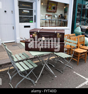 LONDON - AUG 16: Koffer in der Nähe von Vintage-Shop in Portobello Market, im Stadtteil Notting Hill, größten Antiquitätenmarkt in UK, famo Stockfoto