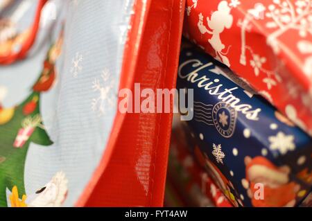 Weihnachtsgeschenke und Geschenke liegen verpackt und bereit auf einem Haufen. Stockfoto