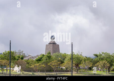 QUITO, ECUADOR, Oktober - 2015 - niedrigen Winkel Blick auf Mittelerde Monument in Quito Ecuador, der am meisten besuchten touristischen Ort o Stockfoto