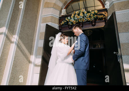 Schöne junge verheiratet paar stehen vor der Tür Stockfoto