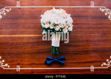 Strauß aus einer rosa Rosen und blauen Fliege Stockfoto