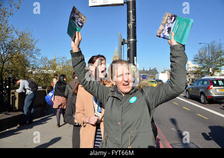 Westminster Bridge, St George's Hospital, London, UK, 26. April 2016, Dennis Skinner schließt sich das markante Ärzte in der Ausbildung.  Britische Stockfoto