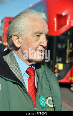 Westminster Bridge, St George's Hospital, London, UK, 26. April 2016, Dennis Skinner schließt sich das markante Ärzte in der Ausbildung.  Britische Labour-Politiker Mitglied des Unterhauses für Bolsover seit 1970.  Ärzte in der Ausbildung beginnen die ersten jemals totalen Streik in der Geschichte des NHS. Stockfoto