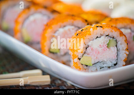 California Maki Sushi mit orange masago Stockfoto