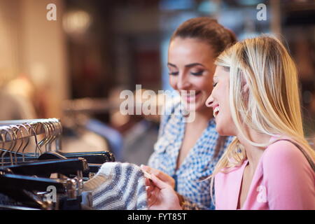 glückliche junge Mädchen im Einkaufszentrum Stockfoto