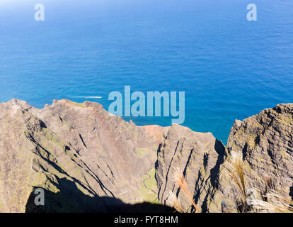 Awaawapuhi Trail Ende auf Felsen über Na Pali-Küste auf Kauai Stockfoto