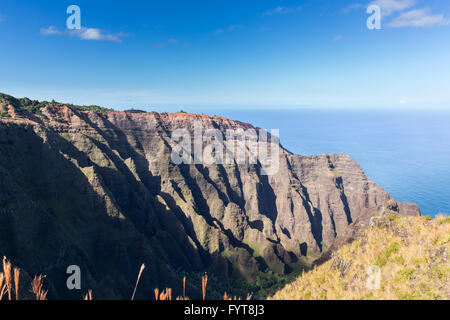 Awaawapuhi Trail Ende auf Felsen über Na Pali-Küste auf Kauai Stockfoto