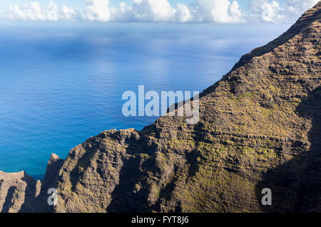 Awaawapuhi Trail Ende auf Felsen über Na Pali-Küste auf Kauai Stockfoto