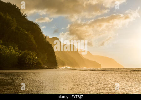 Sonnenuntergang an Na Pali Küste vom Ke'e Strand Stockfoto