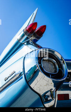 Detail der Heckflügel und Bremslichter des Autos Cadillac Coupe de Ville auf dem Hintergrund eines blauen Himmels. Stockfoto