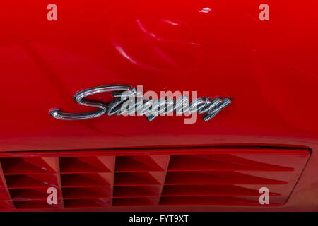 Emblem der Sportwagen Chevrolet Corvette (C3) Stingray, close-up. Stockfoto