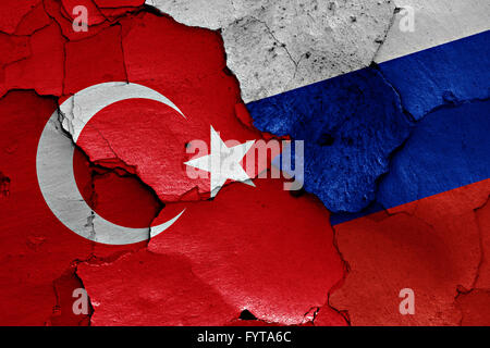 Flaggen der Türkei und Russland auf rissige Wand gemalt Stockfoto